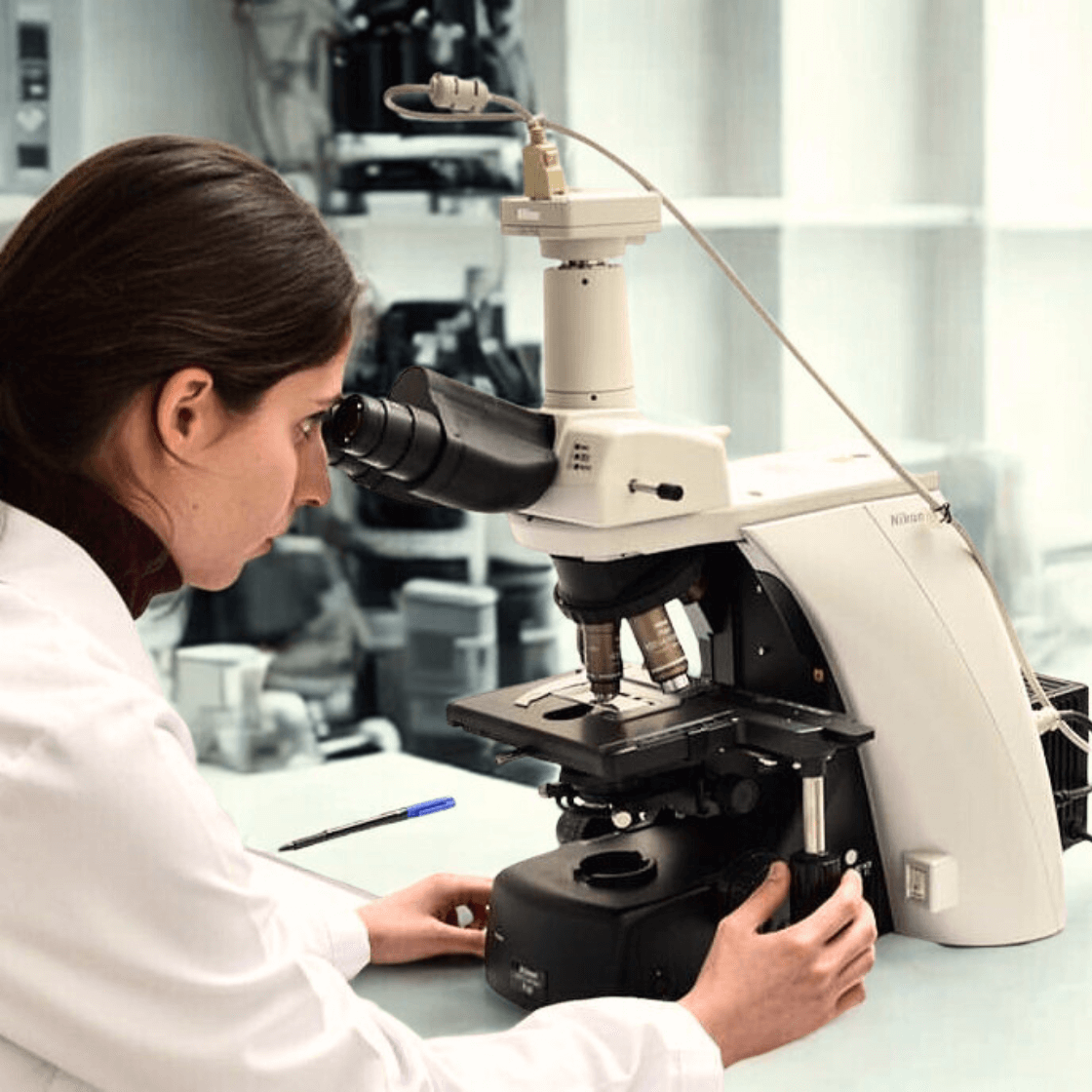 klinická štúdia, mikroskop, žena